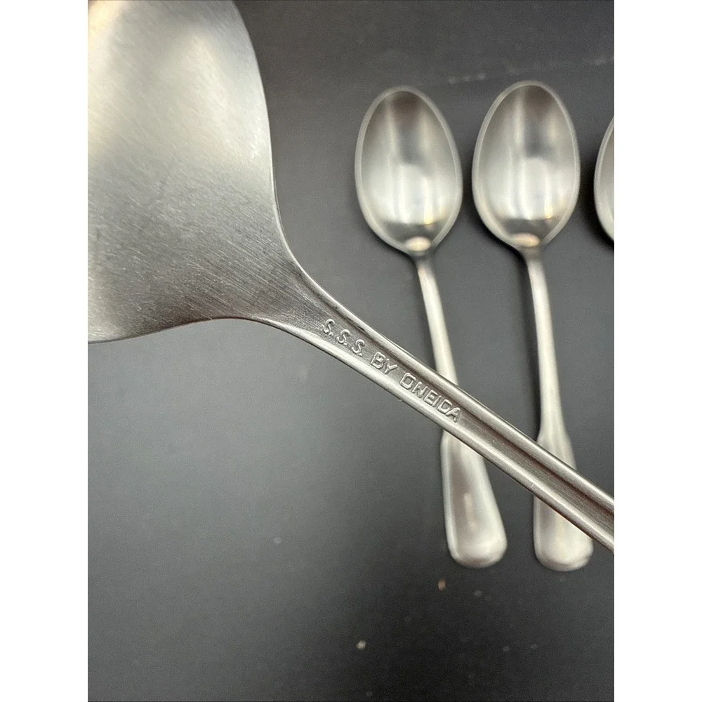 Oneida Stainless 4 Place / Soup Spoon Yorktowne SSS 6 7/8